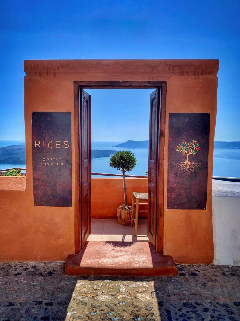 Γιατί το Μεσημεριανό στις Ρίζες Είναι το Καλύτερα Κρυμμένο «Μυστικό» της Σαντορίνης