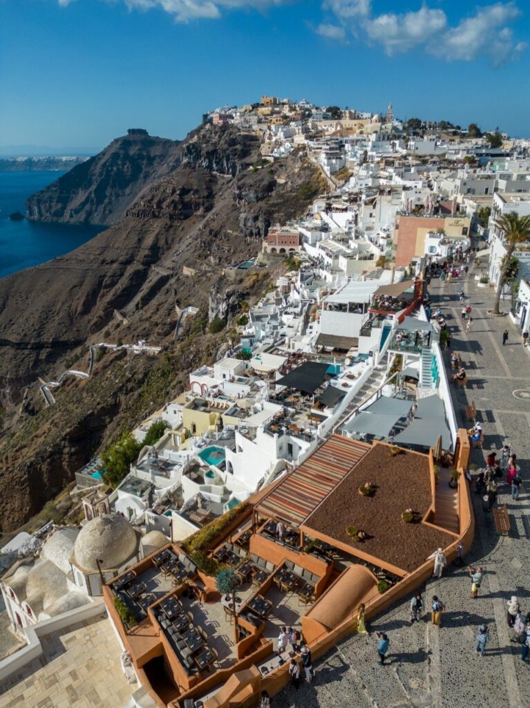 Γιατί το Μεσημεριανό στις Ρίζες Είναι το Καλύτερα Κρυμμένο «Μυστικό» της Σαντορίνης